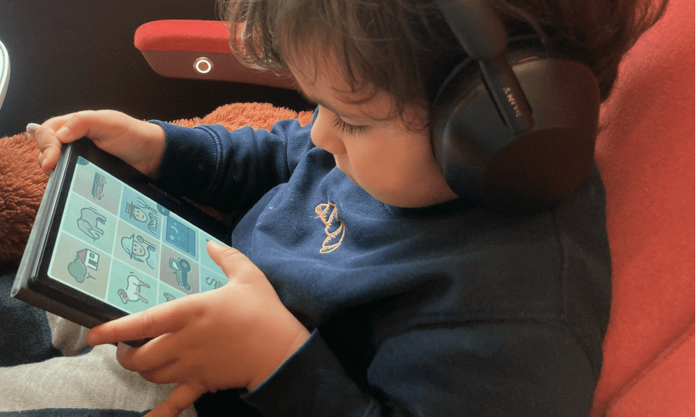 Child browsing pictures on Miniberry